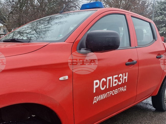 Пожар унищожи кабините на комбайн и два товарни автомобила край свиленградското село Райкова могила