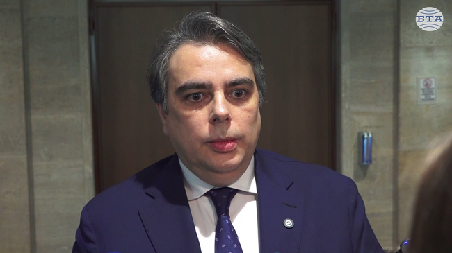 Решението за присъединяване към Съвета за мир слага България в ъгъла на Европейския съюз до Унгария, коментира Асен Василев