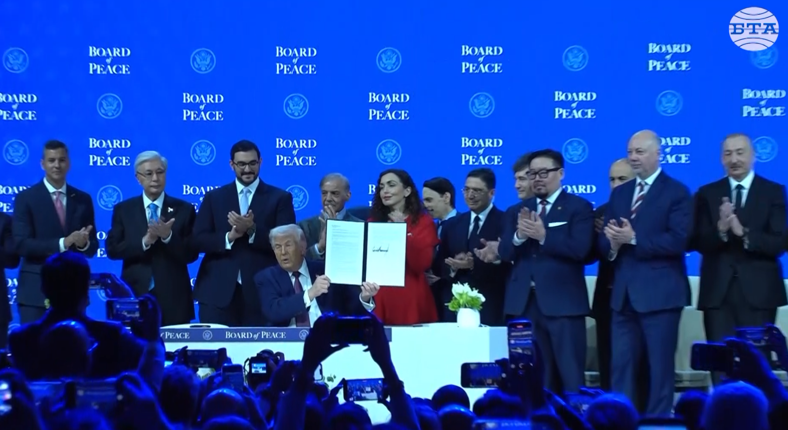 Тръмп учреди официално предложения от него Съвет за мир. Премиерът в оставка Росен Желязков подписа документа за присъединяването на България на церемонията в Давос