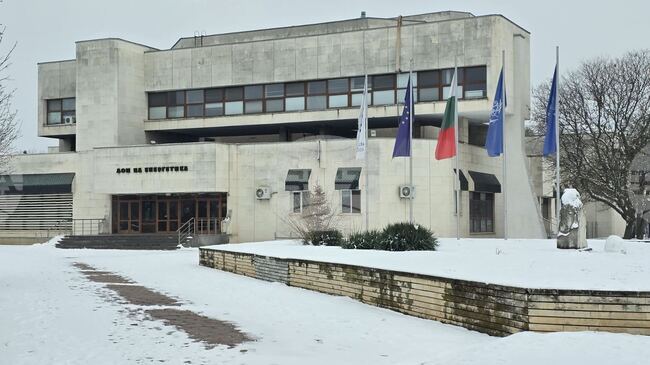 Пиесата „Оставам за малко“ гостува в Дом на енергетика в Козлодуй