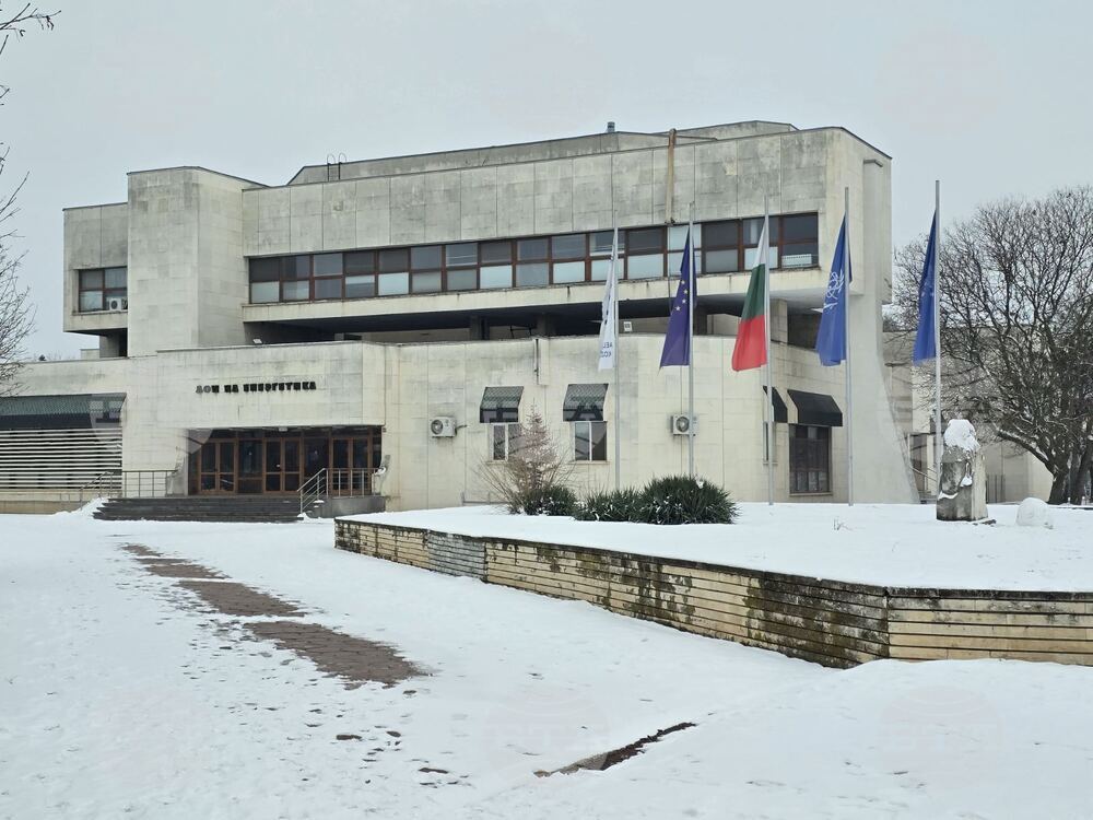 Пиесата „Оставам за малко“ гостува в Дом на енергетика в Козлодуй