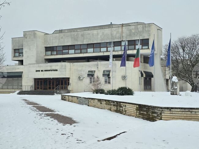 Пиесата „Оставам за малко“ гостува в Дом на енергетика в Козлодуй