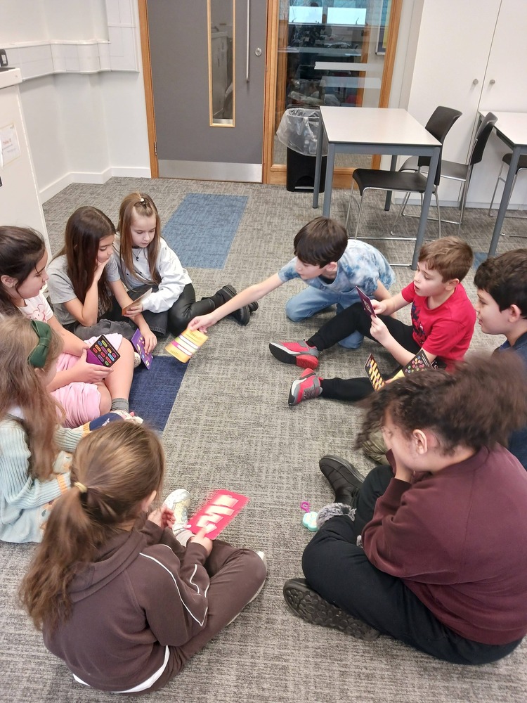 Второкласниците от училище „Св. св. Кирил и Методий” в Уотфорд, Англия, играха игри на думи, танцуваха и участваха в състезание по четене