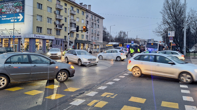 Автобус на градския транспорт в София е аварирал на кръстовището на булевардите "Тодор Александров" и "Константин Величков"