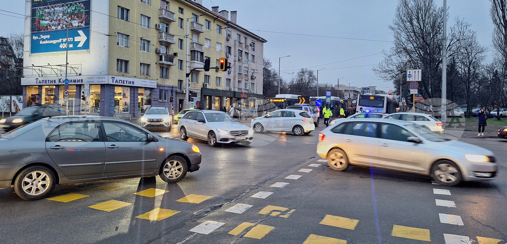 Автобус на градския транспорт в София е аварирал на кръстовището на булевардите "Тодор Александров" и "Константин Величков"