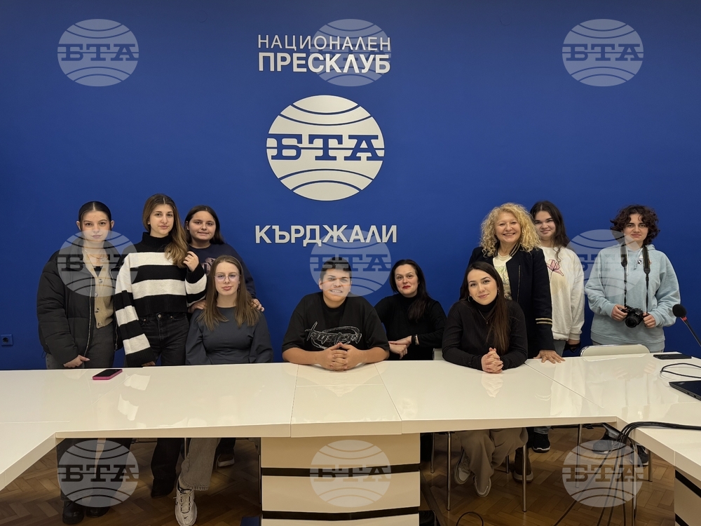 Ученици от клубовете по фотография и медийно студио при ОДК се запознаха с професията на журналиста в пресклуба на БТА в Кърджали 