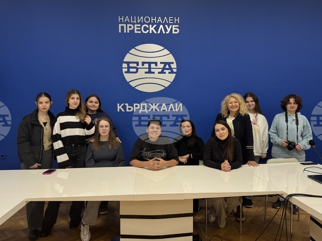 Ученици от клубовете по фотография и медийно студио при ОДК се запознаха с професията на журналиста в пресклуба на БТА в Кърджали 