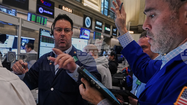 С разнопосочно движение на индексите стартира първата за седмицата търговия на Уолстрийт 