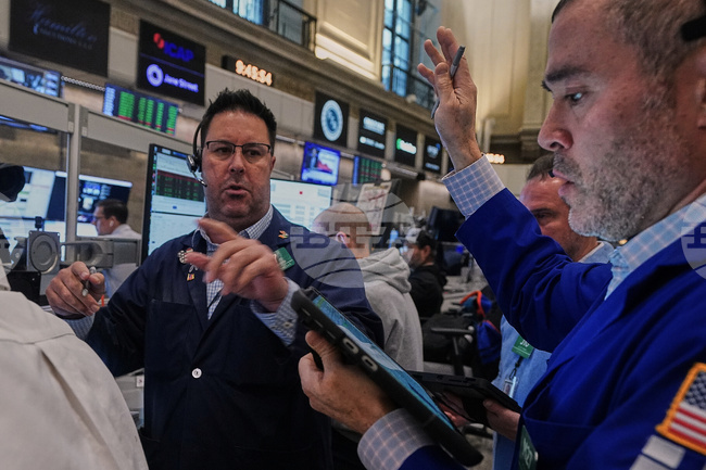 С разнопосочно движение на индексите стартира първата за седмицата търговия на Уолстрийт 