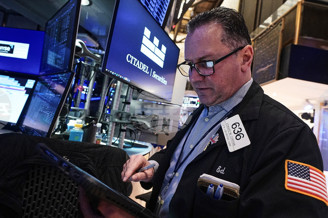 Търговията на Уолстрийт започна предимно на отрицателна територия 