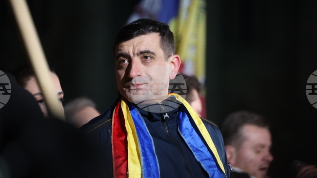 Лидерът на Алианс за обединение на румънците бе обвинен в национално предателство, след като разряза торта във формата на Гренландия със знамето на САЩ отгоре