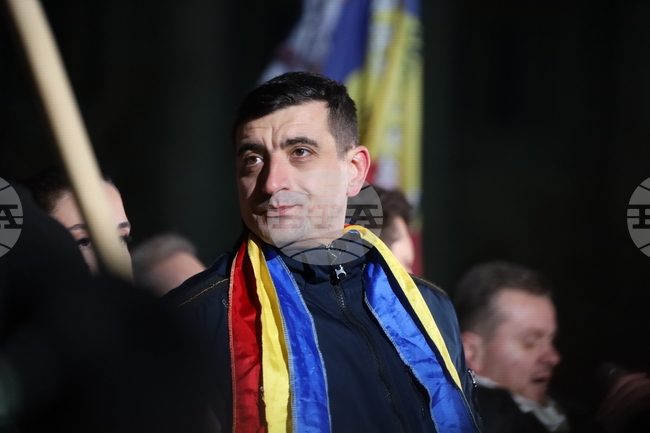 Лидерът на Алианс за обединение на румънците бе обвинен в национално предателство, след като разряза торта във формата на Гренландия със знамето на САЩ отгоре