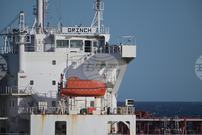 Танкерът „Гринч“, за който се предполага, че е част от „сенчестия флот“ на Русия, е докаран в пристанището на Марсилия