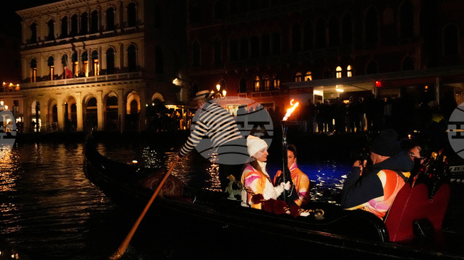 Олимпийският огън премина през романтичния италиански град Венеция по пътя си към Милано за откриването на зимните Игри