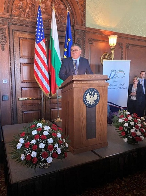 Посланикът на България в САЩ Георги Панайотов е подал заявление за предсрочно прекратяване на своя мандат, съобщи МВнР