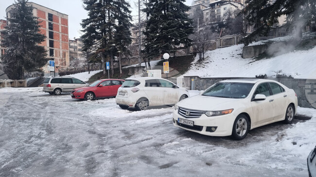 Паркингите от синята зона в Смолян втори ден са непочистени от снега и вече заледени