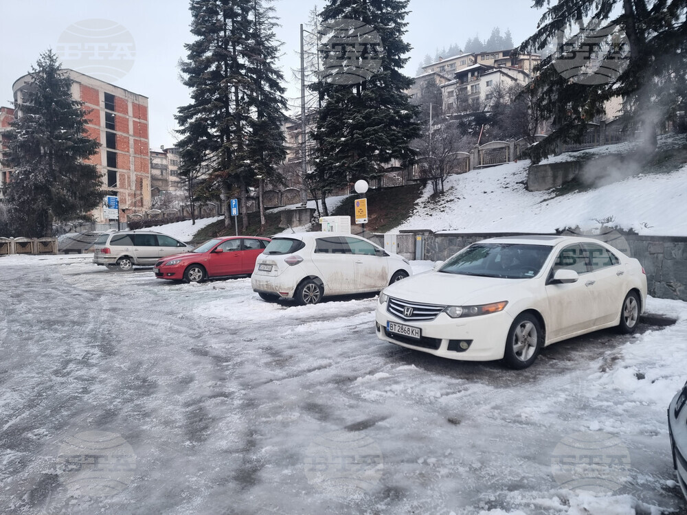 Паркингите от синята зона в Смолян втори ден са непочистени от снега и вече заледени