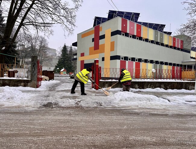Община Русе: Над 150 служители са мобилизирани за обработка на тротоарите срещу заледяване