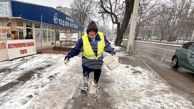 Повече от 120 души са преминали за денонощие през двете болници в Русе с травми и счупвания заради поледицата