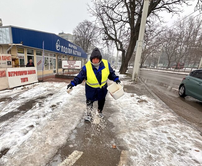 Повече от 120 души са преминали за денонощие през двете болници в Русе с травми и счупвания заради поледицата