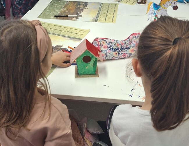 Къщички за птици изработваха деца от подготвителната група към Българското училище „Паисий Хилендарски“ в Памплона, Испания