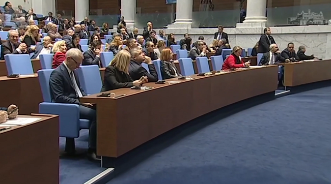 Парламентът не успя да започне работа и при трите регистрации нямаше кворум 