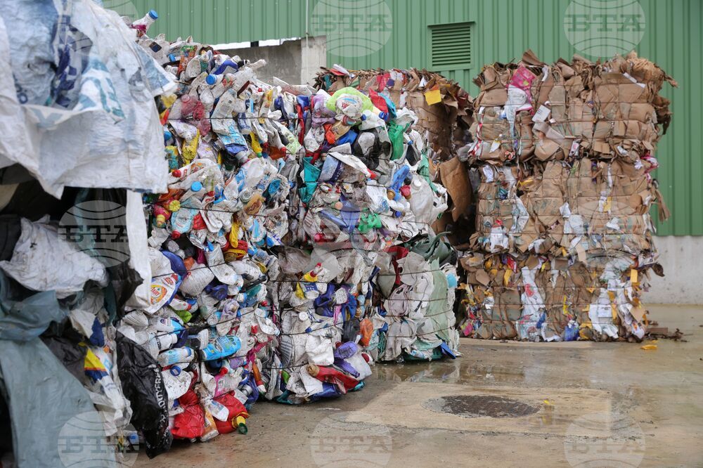 Площадка за предварително третиране на неопасни смесени битови отпадъци и компостиране на разделно събрани биоотпадъци бе открита край село Равадиново