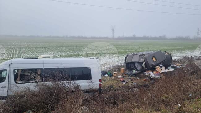 Два пътнически микробуса са катастрофирали край главния път между Казанлък и Сливен малко след Мъглиж