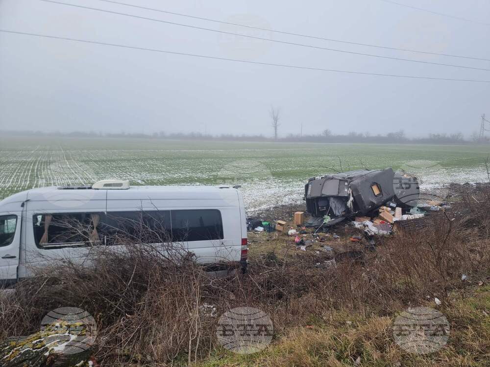 Два пътнически микробуса са катастрофирали край главния път между Казанлък и Сливен малко след Мъглиж