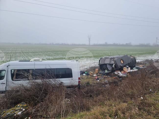 Два пътнически микробуса са катастрофирали край главния път между Казанлък и Сливен малко след Мъглиж