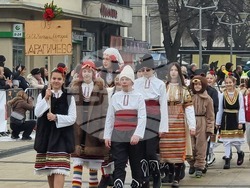 Перник - „Сурвакариада“ - младежко маскарадно дефиле