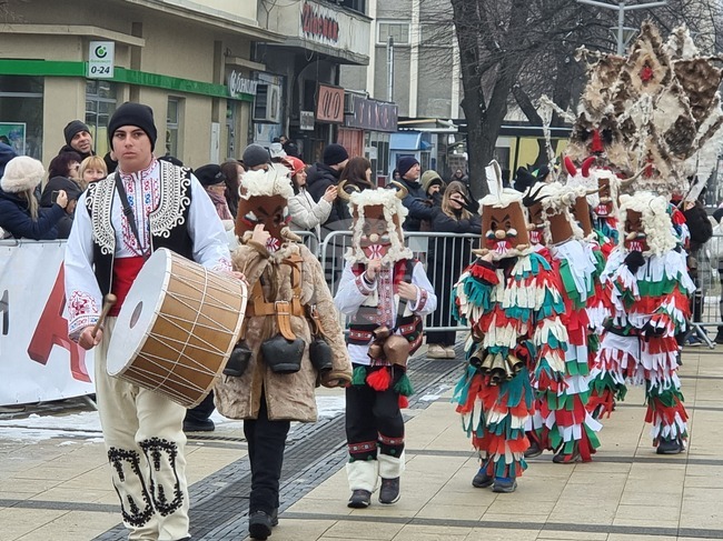 Перник - „Сурвакариада“ - младежко маскарадно дефиле