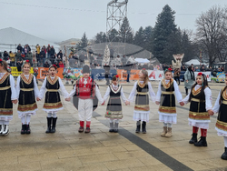 Перник - „Сурвакариада“ - младежко маскарадно дефиле