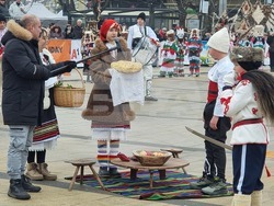 Перник - „Сурвакариада“ - младежко маскарадно дефиле