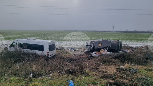 Петима души са пострадали при катастрофа на главния път между Казанлък и Сливен, малко след Мъглиж
