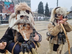 Перник - „Сурвакариада“ - младежко маскарадно дефиле