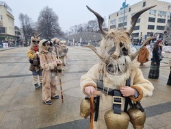 Перник - „Сурвакариада“ - младежко маскарадно дефиле