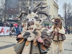 Перник - „Сурвакариада“ - младежко маскарадно дефиле