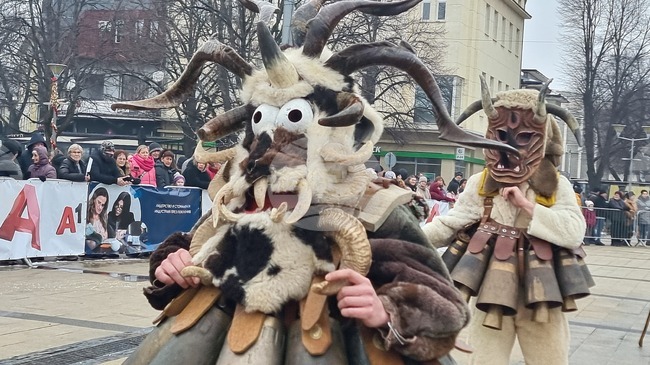 Над хиляда и петстотин ученици от Перник и региона се представят в младежкото маскарадно дефиле „Сурвакариада“