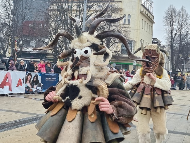 Над хиляда и петстотин ученици от Перник и региона се представят в младежкото маскарадно дефиле „Сурвакариада“