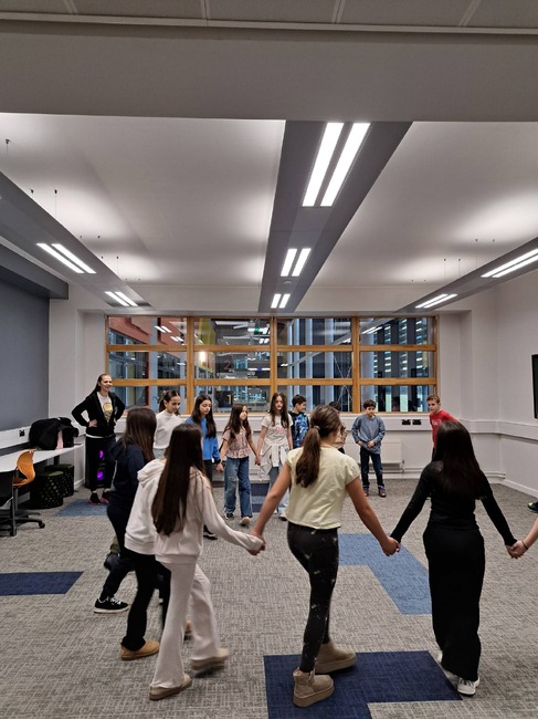 Четвъртокласниците в училище „Св. св. Кирил и Методий” в Уотфорд, Англия, учиха за видовете изречения по състав, играха игри и танцуваха