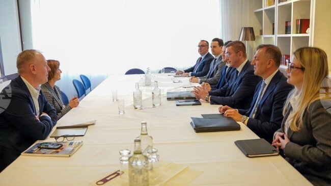 Управляващи и опозиция в Северна Македония с различен поглед за посещението на Мицкоски в Давос