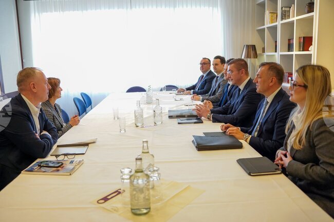 Управляващи и опозиция в Северна Македония с различен поглед за посещението на Мицкоски в Давос