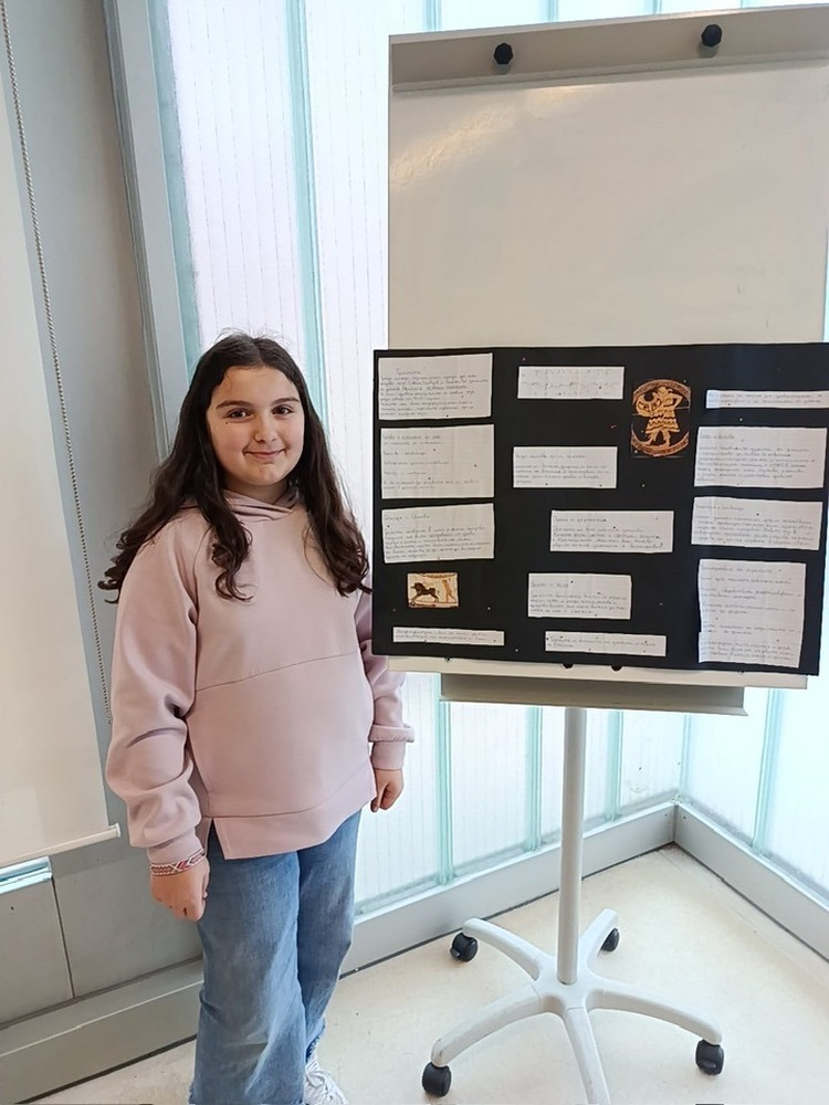 Ученичка от Българското училище „Св. св. Кирил и Методий“ в Памплона представи пред съучениците си проект за траките