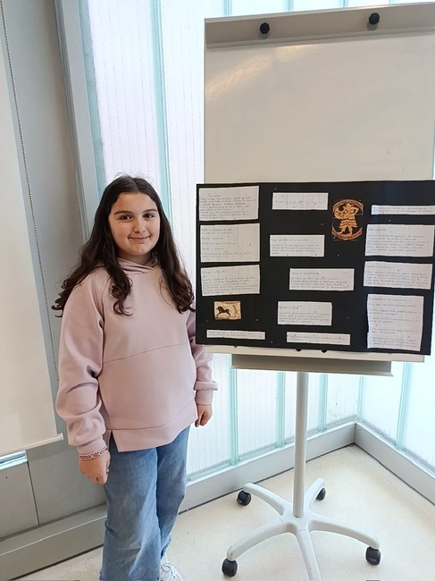 Ученичка от Българското училище „Св. св. Кирил и Методий“ в Памплона представи пред съучениците си проект за траките