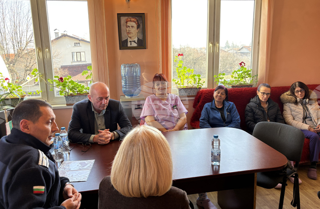 Село Белчин - полиция - жители - среща