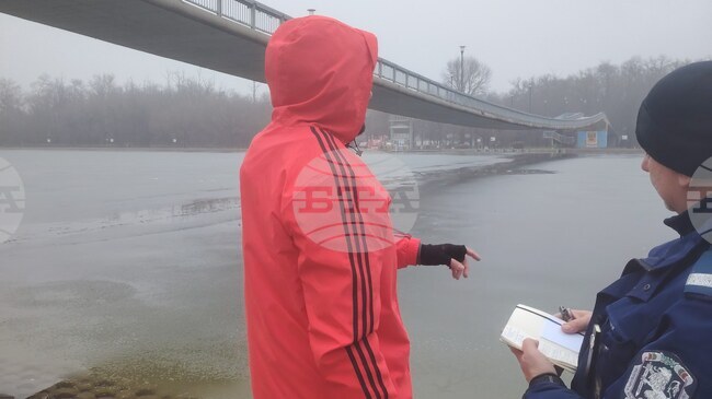 Трима мъже са спасили млада жена от удавяне, след падане в Гребния канал в Пловдив, съобщиха от пожарната