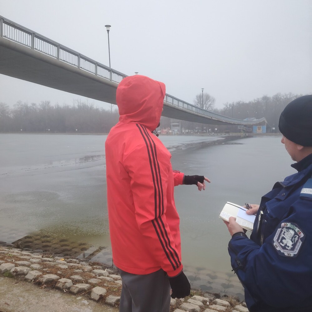 Трима мъже са спасили млада жена от удавяне, след падане в Гребния канал в Пловдив, съобщиха от пожарната