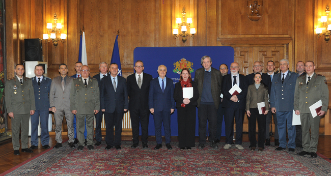 МО: Министър Атанас Запрянов връчи възпоменателни медали „140 години от Сръбско-българската война“ за приноси в областта на военноисторическата наука