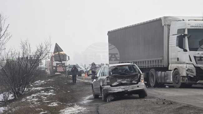 Възрастен човек е загинал при тежка катастрофа край Враца между четири автомобила